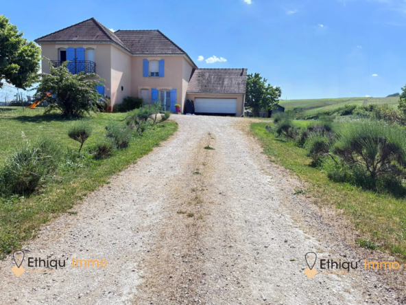 Vue de la route Grande maison familiale à vendre à Bligny, 4 chambres, jardin arboré, proche Bar-sur-Aube