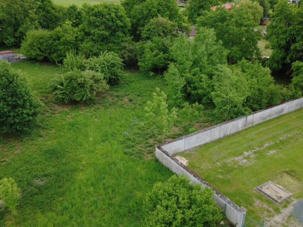 Terrain constructible à vendre à Sugères, 1059 m² avec possibilités d'extension
