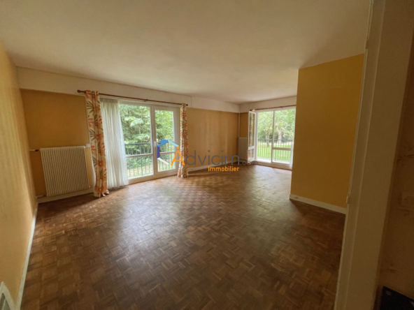 Pièce à vivre Appartement T4 avec balcon, piscine et parking à Olivet - Résidence verdoyante