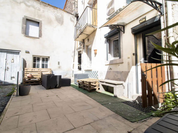 Maison de ville avec terrasse et grange à Mozac, idéal investisseurs ou primo-accédants