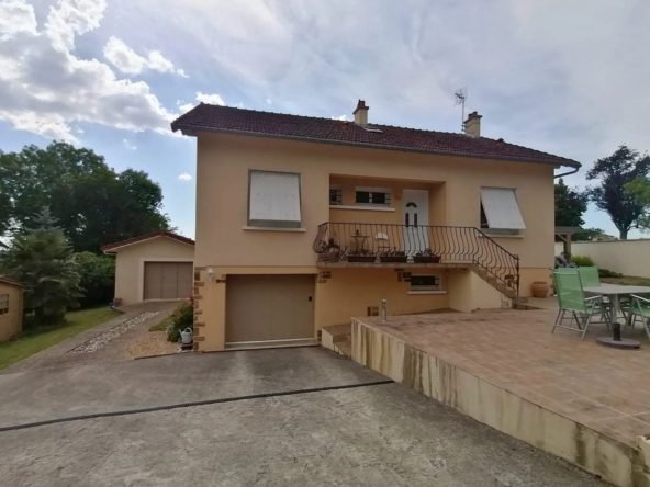 Maison à Peyrat-de-Bellac avec sous-sol, dépendances et grand terrain