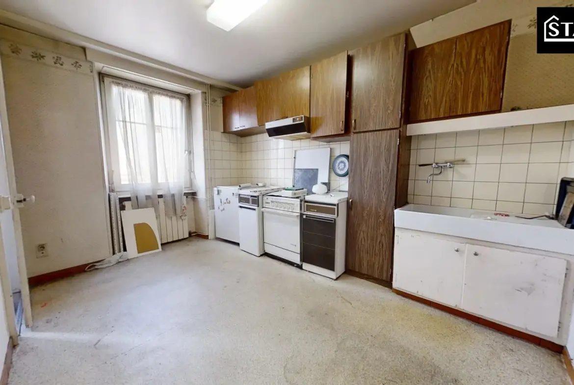 Immeuble mixte à vendre à Colombier Fontaine avec fort potentiel de rénovation 