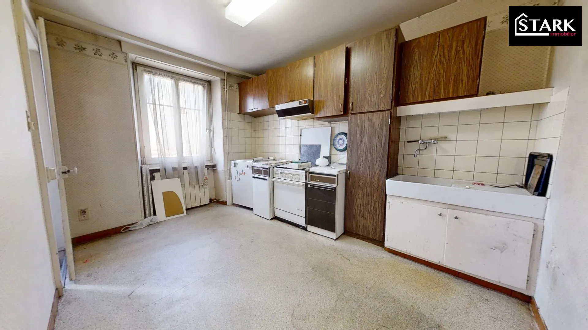Immeuble mixte à vendre à Colombier Fontaine avec fort potentiel de rénovation 