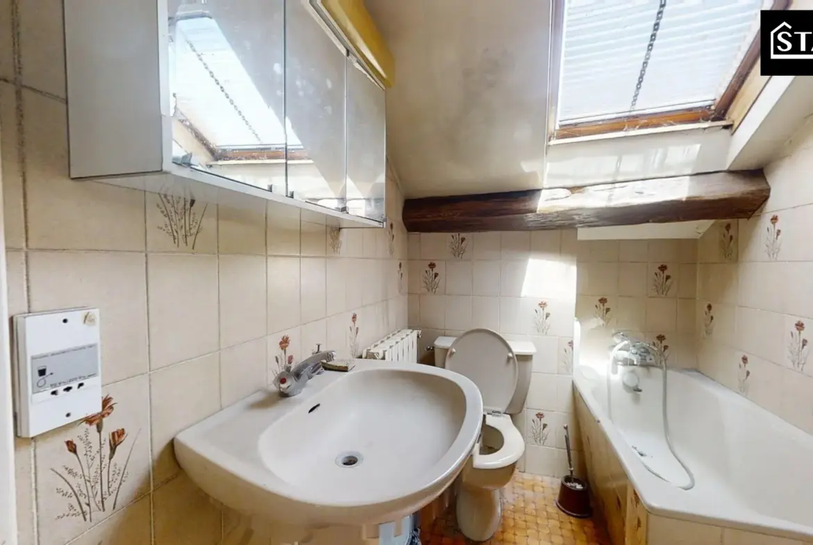 Immeuble mixte à vendre à Colombier Fontaine avec fort potentiel de rénovation 
