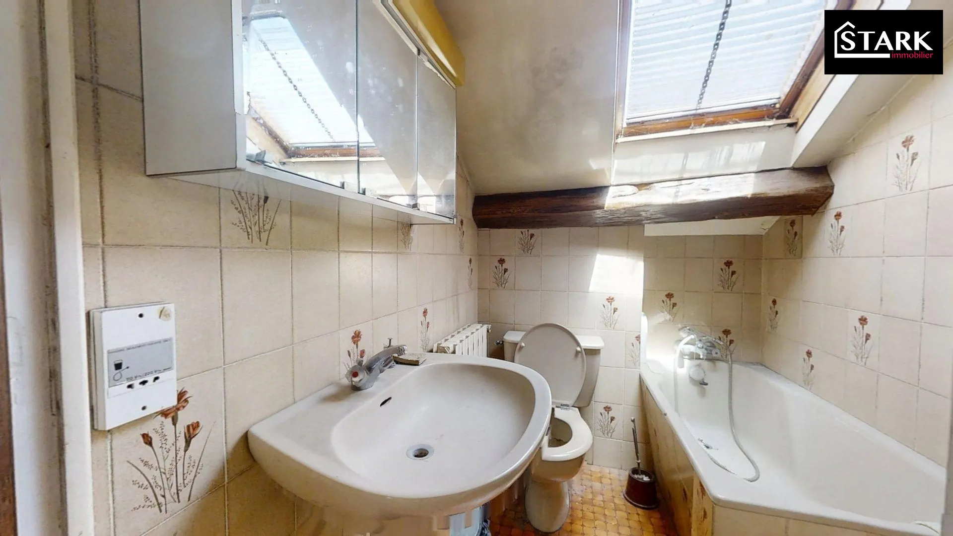 Immeuble mixte à vendre à Colombier Fontaine avec fort potentiel de rénovation 