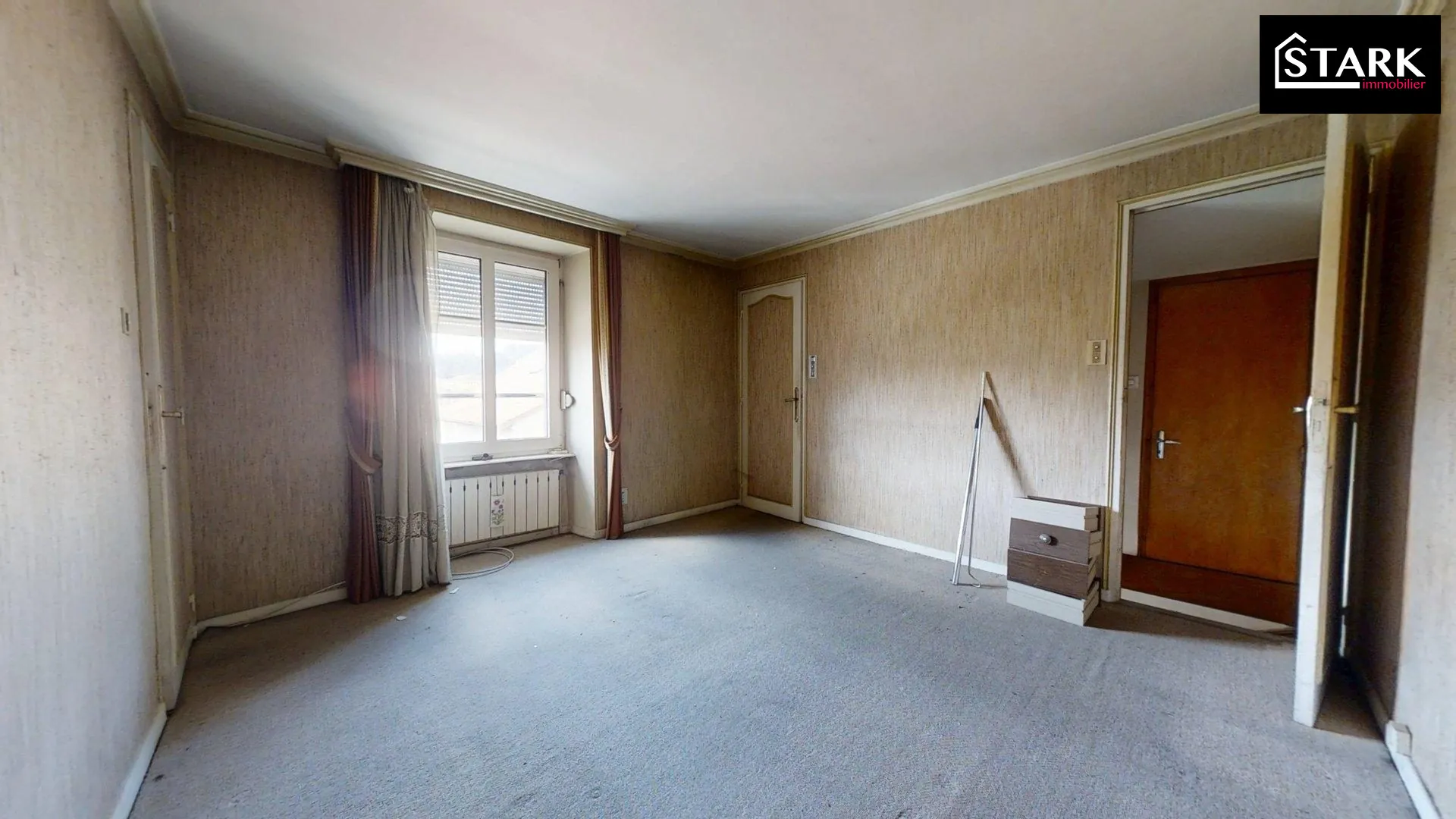Immeuble mixte à vendre à Colombier Fontaine avec fort potentiel de rénovation 