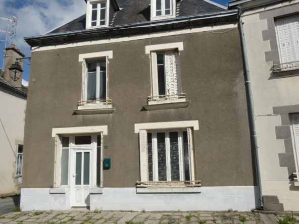 Maison de bourg à rénover à Chénérailles avec garage et cour intérieure