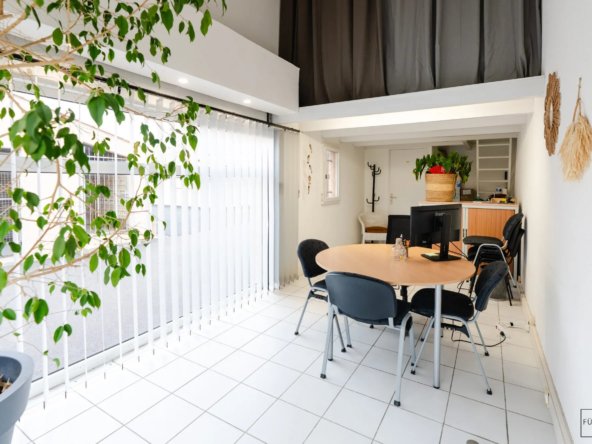 Local commercial en vente à Gruissan, emplacement stratégique avec terrasse et parking