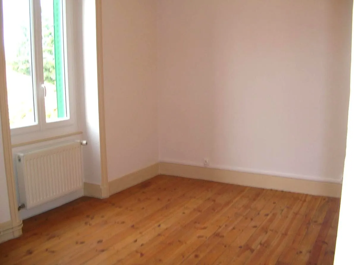 Appartement F2 à Roanne avec terrain et faibles charges - Investissement idéal 