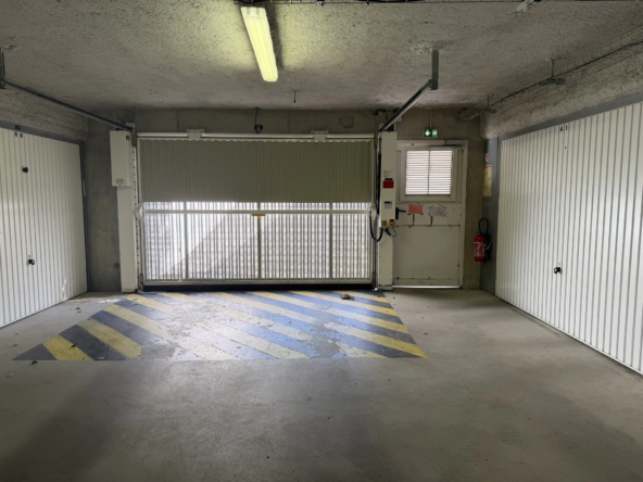 Garage fermé sécurisé au centre de Saint-Avé