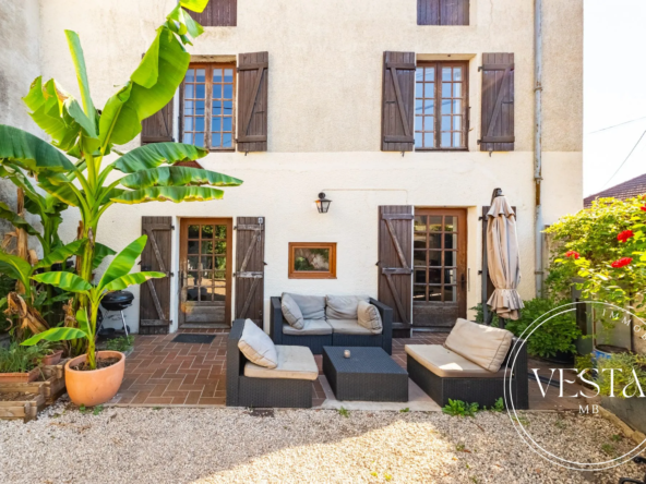 Maison de village authentique à Selongey avec cachet ancien, 2 chambres et garage