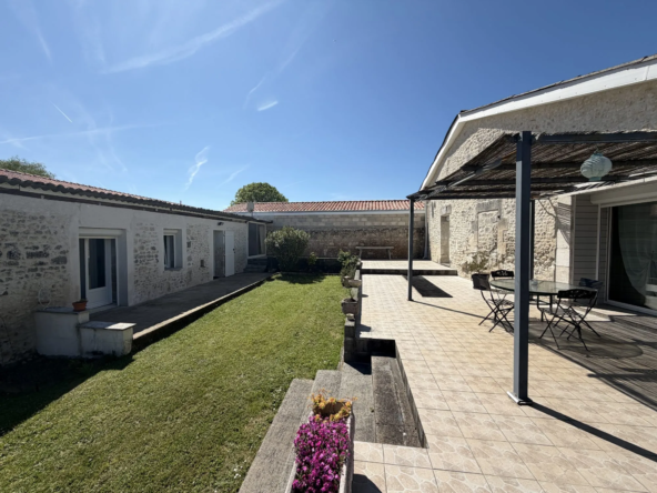 Ensemble immobilier à Champagne-Vigny avec 2 maisons, terrasse et garage