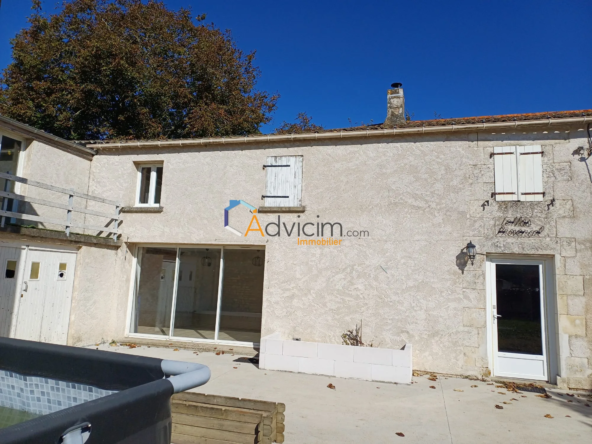 Maison familiale avec piscine et dépendances en centre de village - 170 m²
