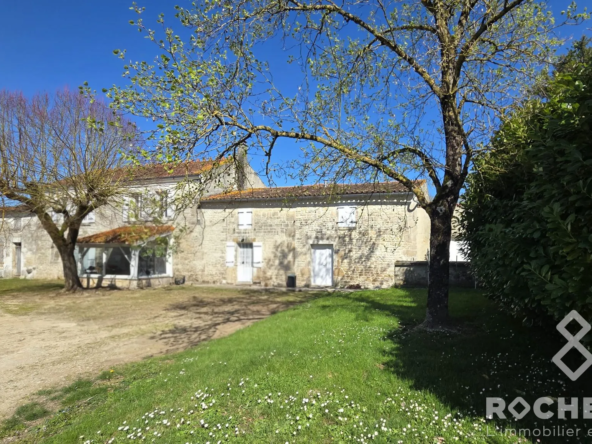 Maison charentaise en pierre avec dépendances à rénover, potentiel immense