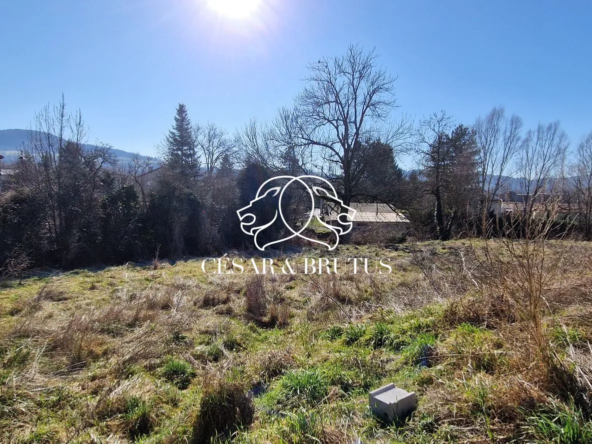 Terrain de 1958 m² à Rosières en plein centre, viabilisé et orienté sud