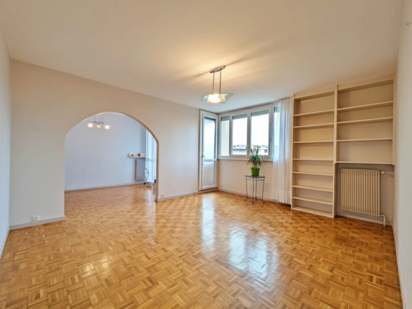 Salon-séjour Appartement T5 lumineux de 91 m² avec balcon et parking à Bourg-lès-Valence