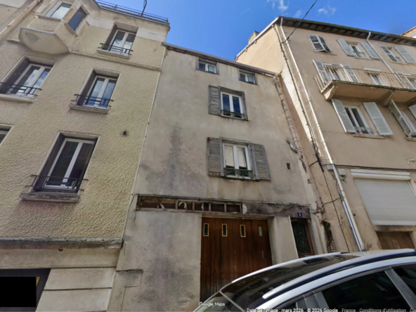 Maison à rénover avec grand garage à Thiers - Opportunité à saisir
