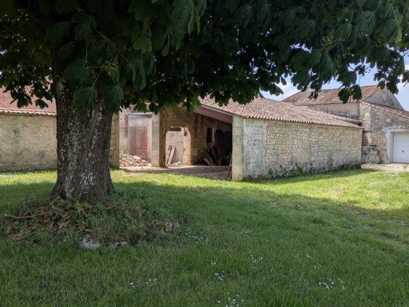 Ensemble immobilier à Sablonceaux avec grange et garages, potentiel de rénovation