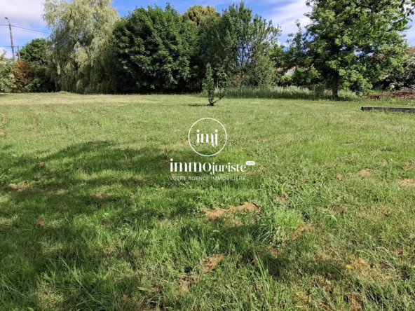 Terrain constructible de 812 m² à Couzeix, proche des réseaux et du tout-à-l'égout