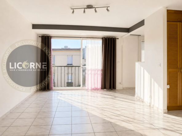 Pièce à vivre Appartement lumineux de 68m² avec vue mer à Marseille 12ème