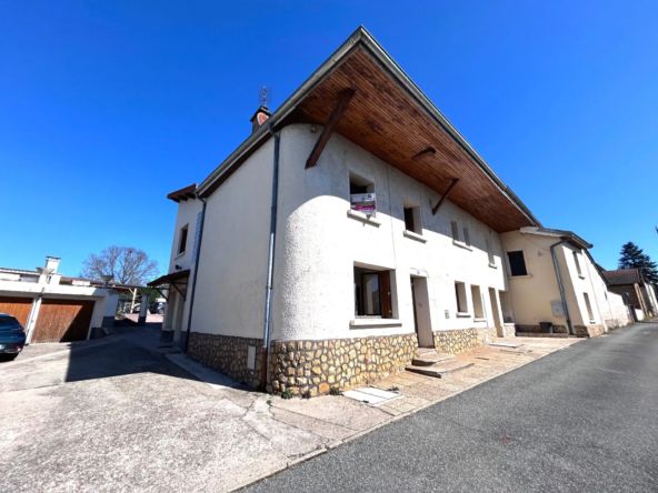 Maison familiale à Pouilly-sous-Charlieu de 144 m² avec jardin et garages