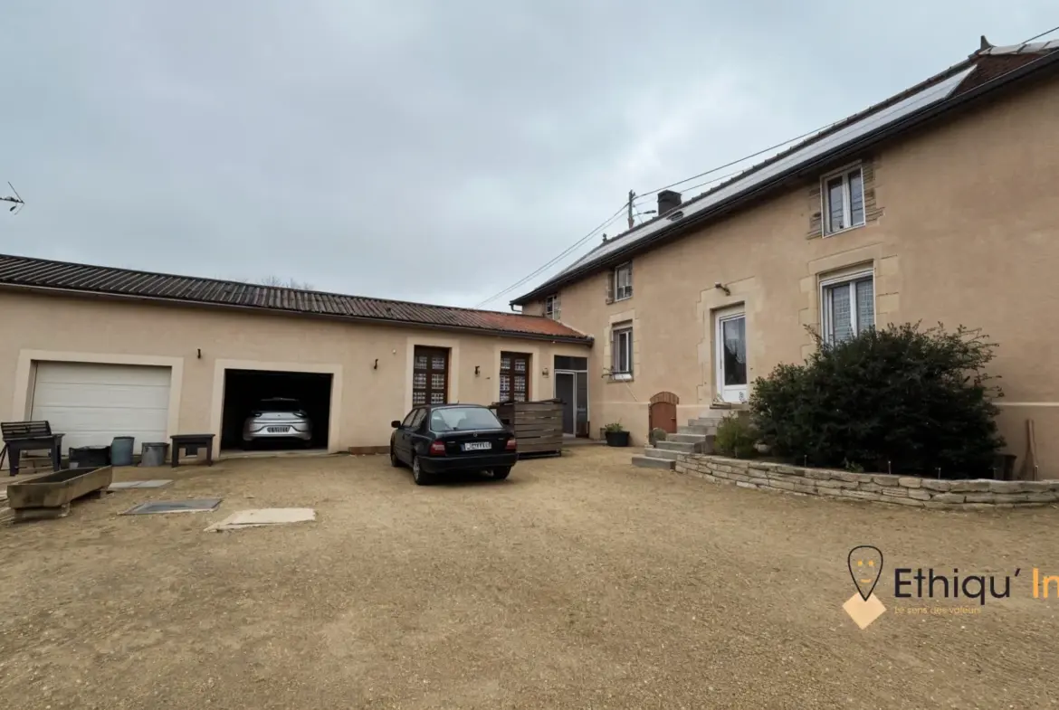 Maison ancienne au bord de la rivière La Voire à Bétignicourt – Cadre paisible 