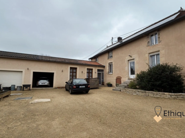 Maison ancienne au bord de la rivière La Voire à Bétignicourt – Cadre paisible