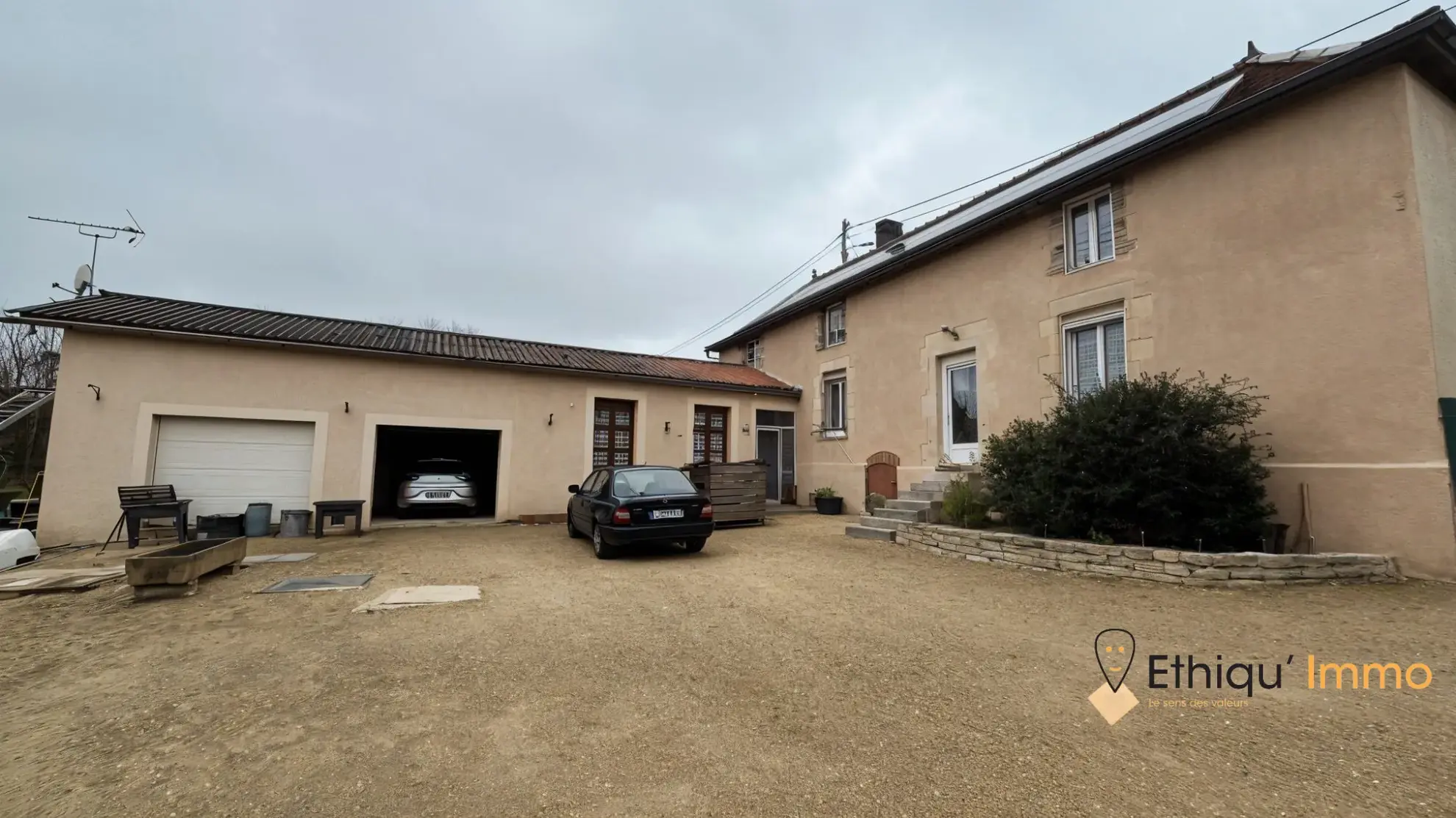 Maison ancienne au bord de la rivière La Voire à Bétignicourt – Cadre paisible 