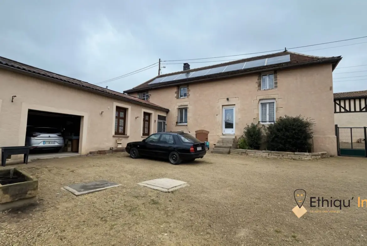 Maison ancienne au bord de la rivière La Voire à Bétignicourt – Cadre paisible 