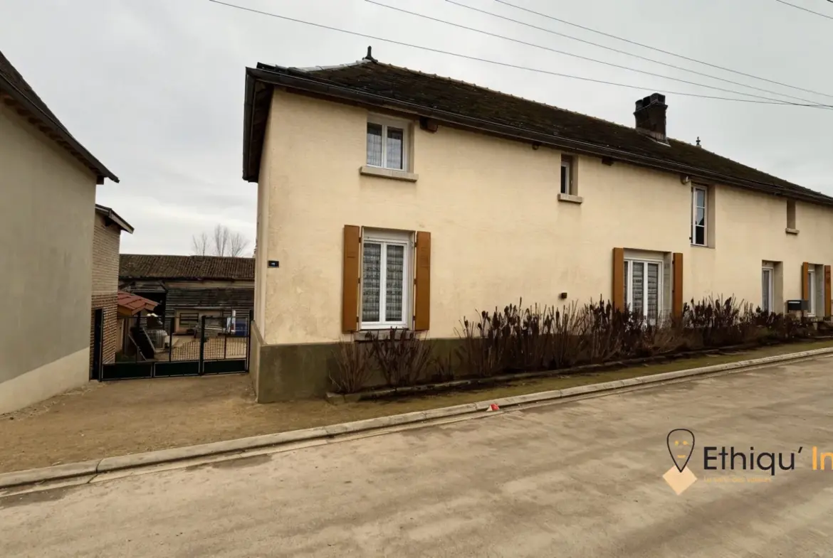 Maison ancienne au bord de la rivière La Voire à Bétignicourt – Cadre paisible 
