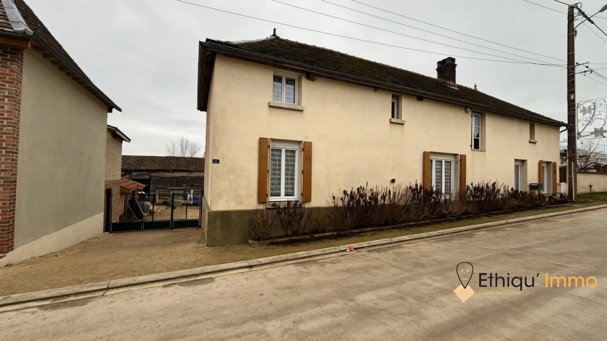 Maison ancienne au bord de la rivière La Voire à Bétignicourt – Cadre paisible 