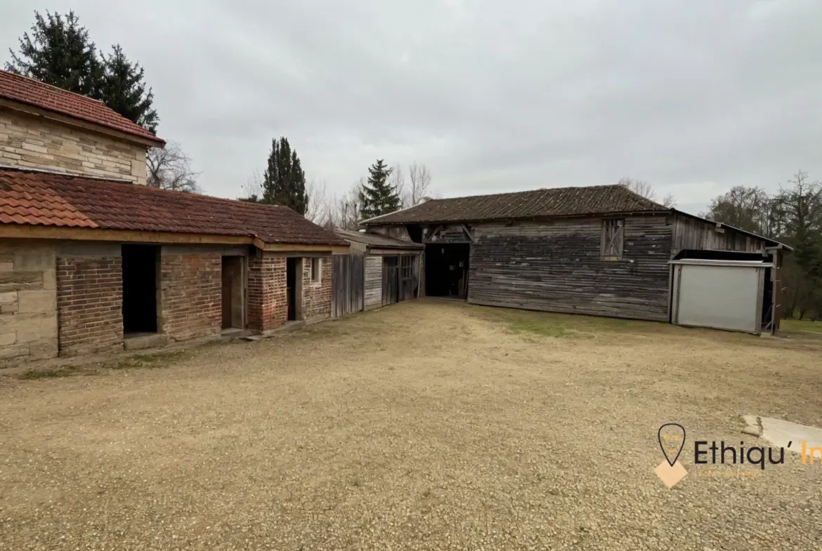 Maison ancienne au bord de la rivière La Voire à Bétignicourt – Cadre paisible 