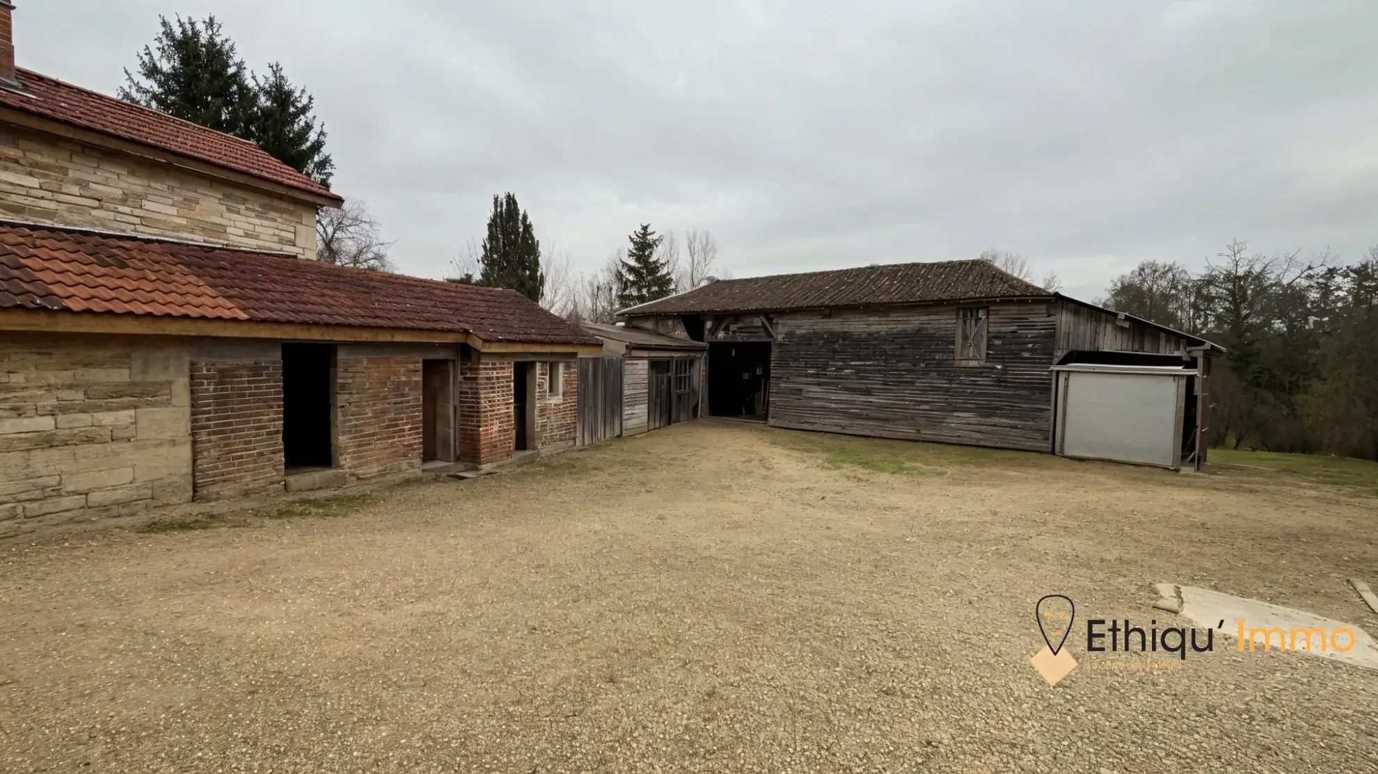 Maison ancienne au bord de la rivière La Voire à Bétignicourt – Cadre paisible 