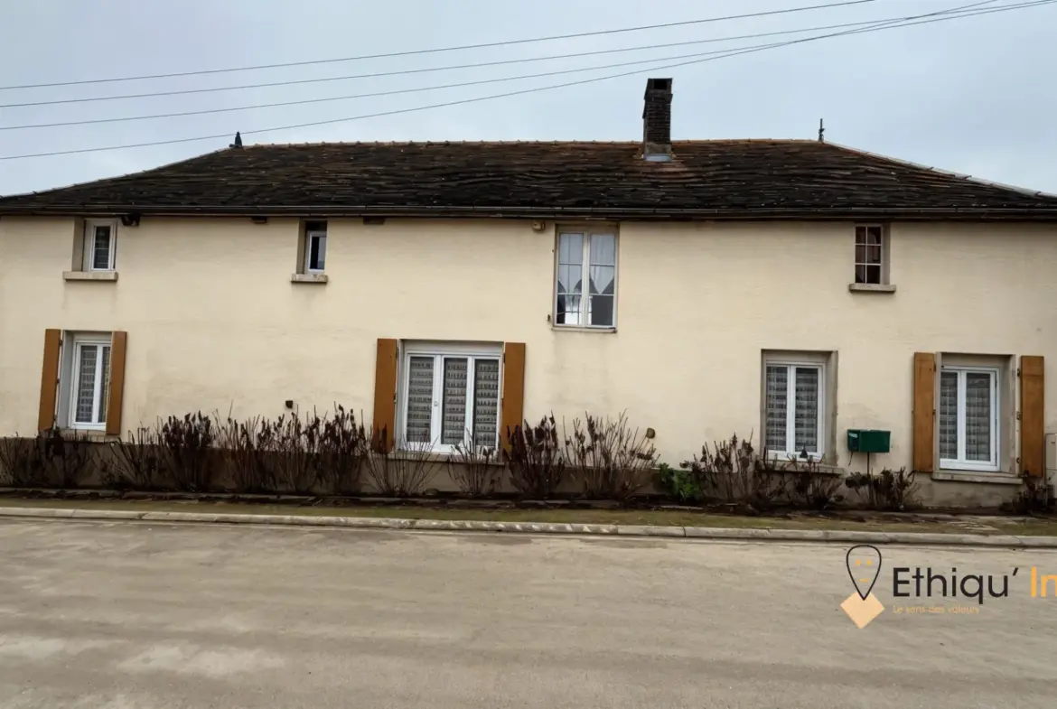 Maison ancienne au bord de la rivière La Voire à Bétignicourt – Cadre paisible 