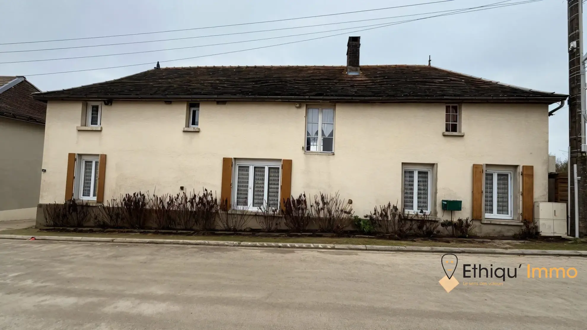 Maison ancienne au bord de la rivière La Voire à Bétignicourt – Cadre paisible 