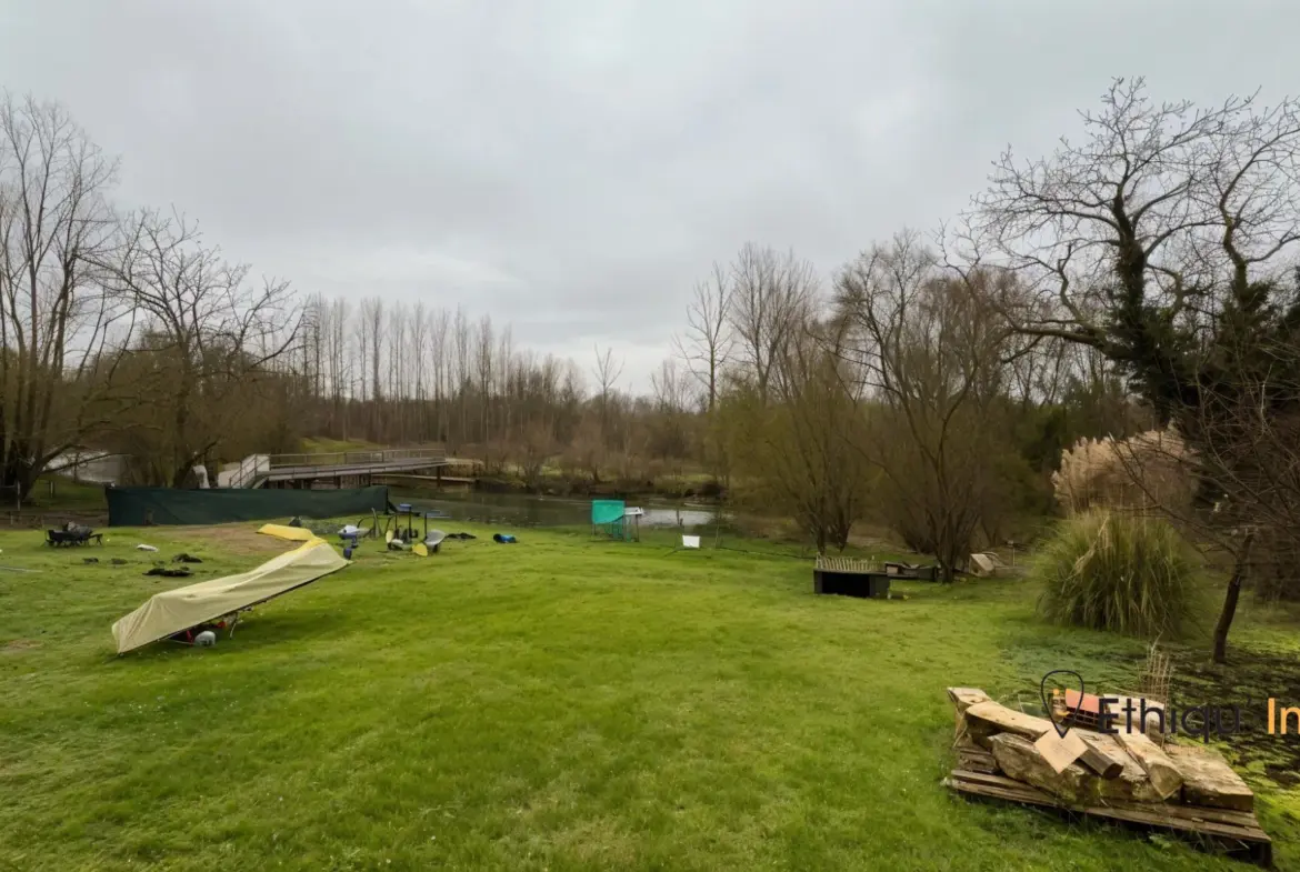 Maison ancienne au bord de la rivière La Voire à Bétignicourt – Cadre paisible 