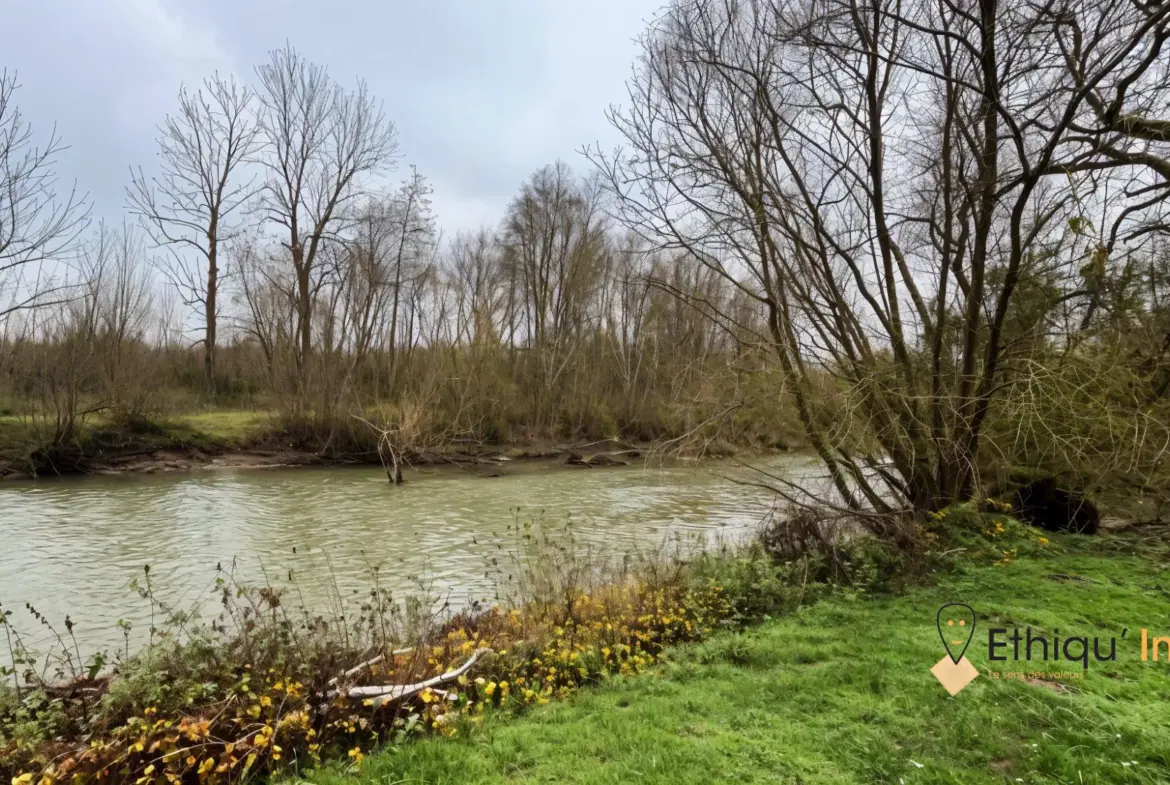 Maison ancienne au bord de la rivière La Voire à Bétignicourt – Cadre paisible 