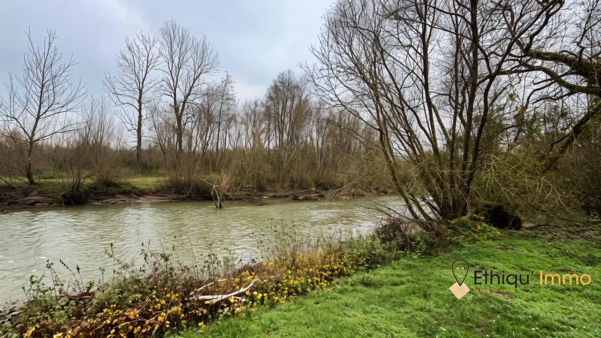 Maison ancienne au bord de la rivière La Voire à Bétignicourt – Cadre paisible 