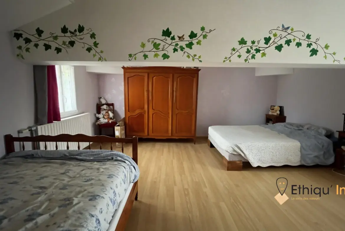 Maison ancienne au bord de la rivière La Voire à Bétignicourt – Cadre paisible 