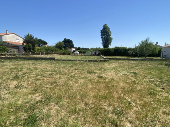 Terrain constructible en vente à Brem-sur-Mer, zone UB, proche centre