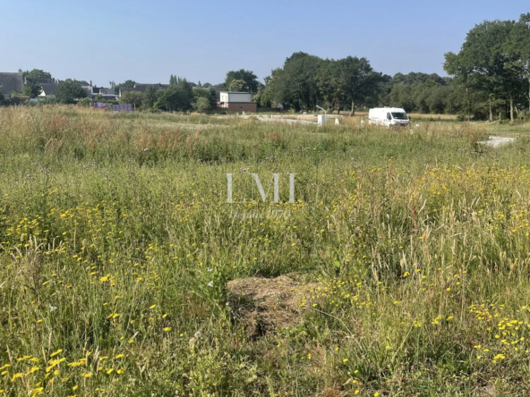 Terrain constructible calme à Sainte-Hélène proche commerces et plages