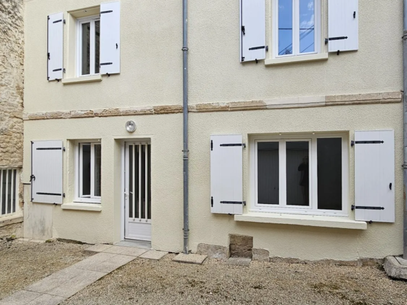 Maison de ville à Niort avec cour, 3 chambres, proche commodités