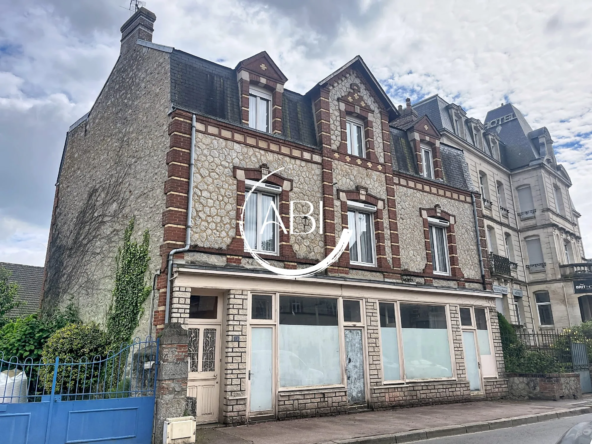 Grande maison à vendre à Bagnoles de l'Orne avec fort potentiel de rénovation