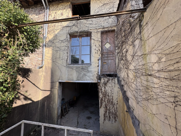 Maison de ville à réhabiliter à Tournus avec cour centrale et potentiel d'aménagement