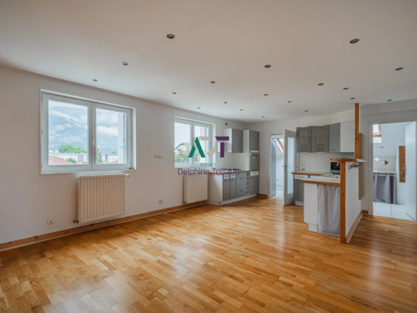 Appartement 2 pièces lumineux à Fontaine, dernier étage avec cuisine équipée