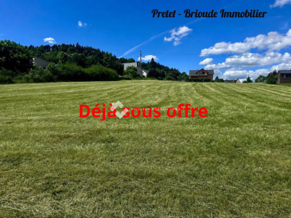 Terrain constructible à vendre à Neussargues en Pinatelle avec viabilisation avancée