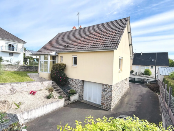 Maison 4 pièces de 91 m² à Mayenne, proche commodités, avec garage et grand terrain