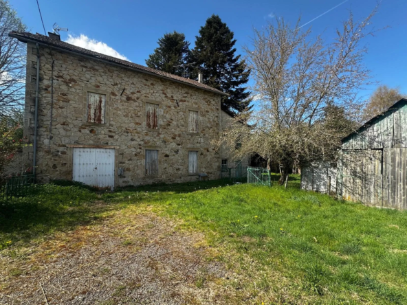 Maison à rénover de 11 pièces avec grand terrain à Messeix, proche Mont-Dore