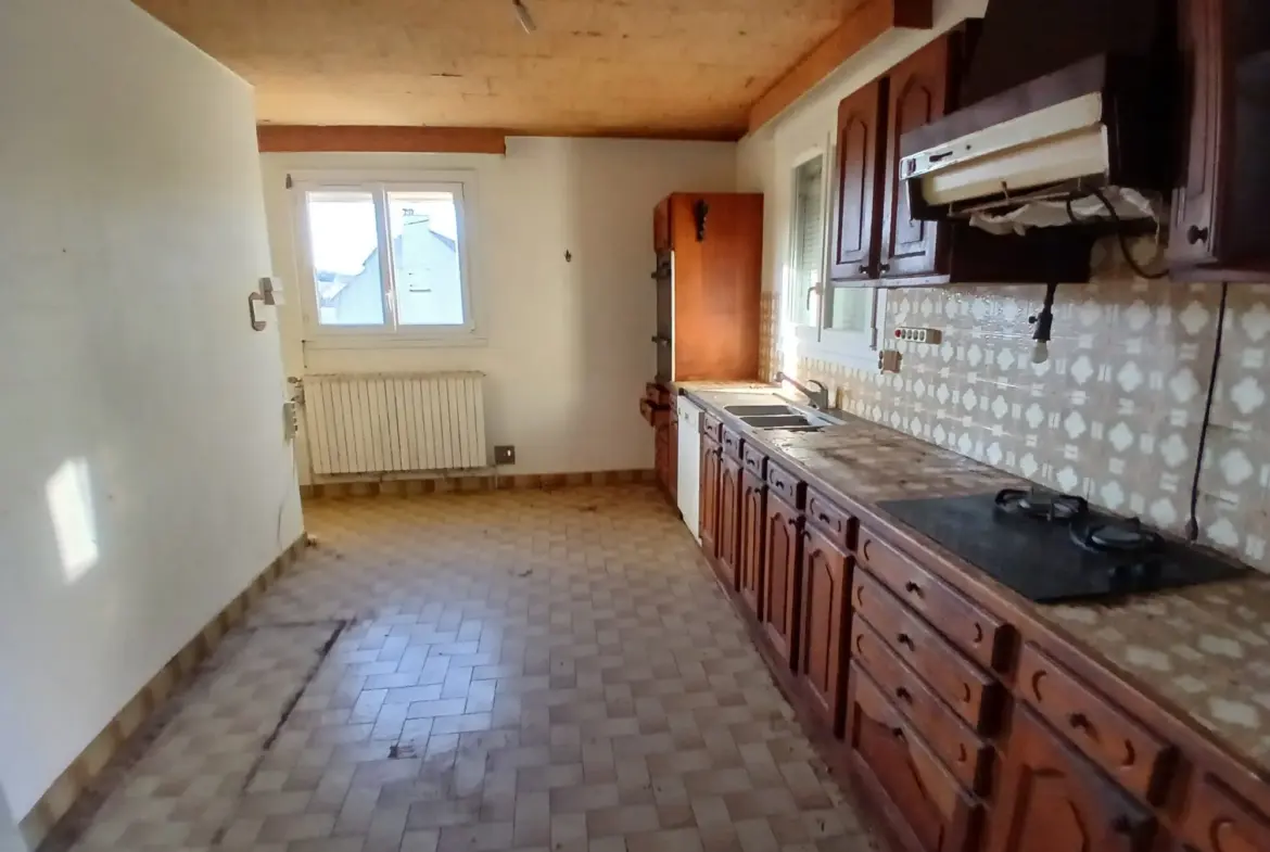 Maison ancienne à rénover avec potentiel à La Chartre-sur-le-Loir 