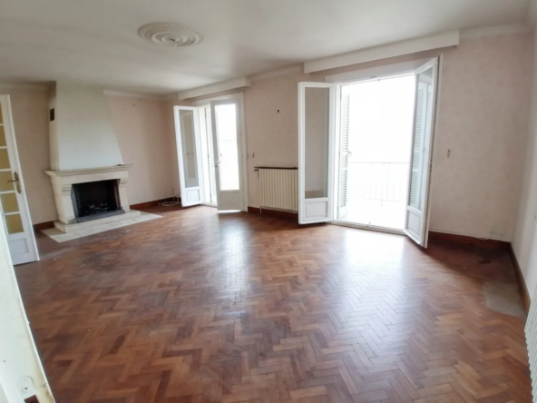 Maison ancienne à rénover avec potentiel à La Chartre-sur-le-Loir